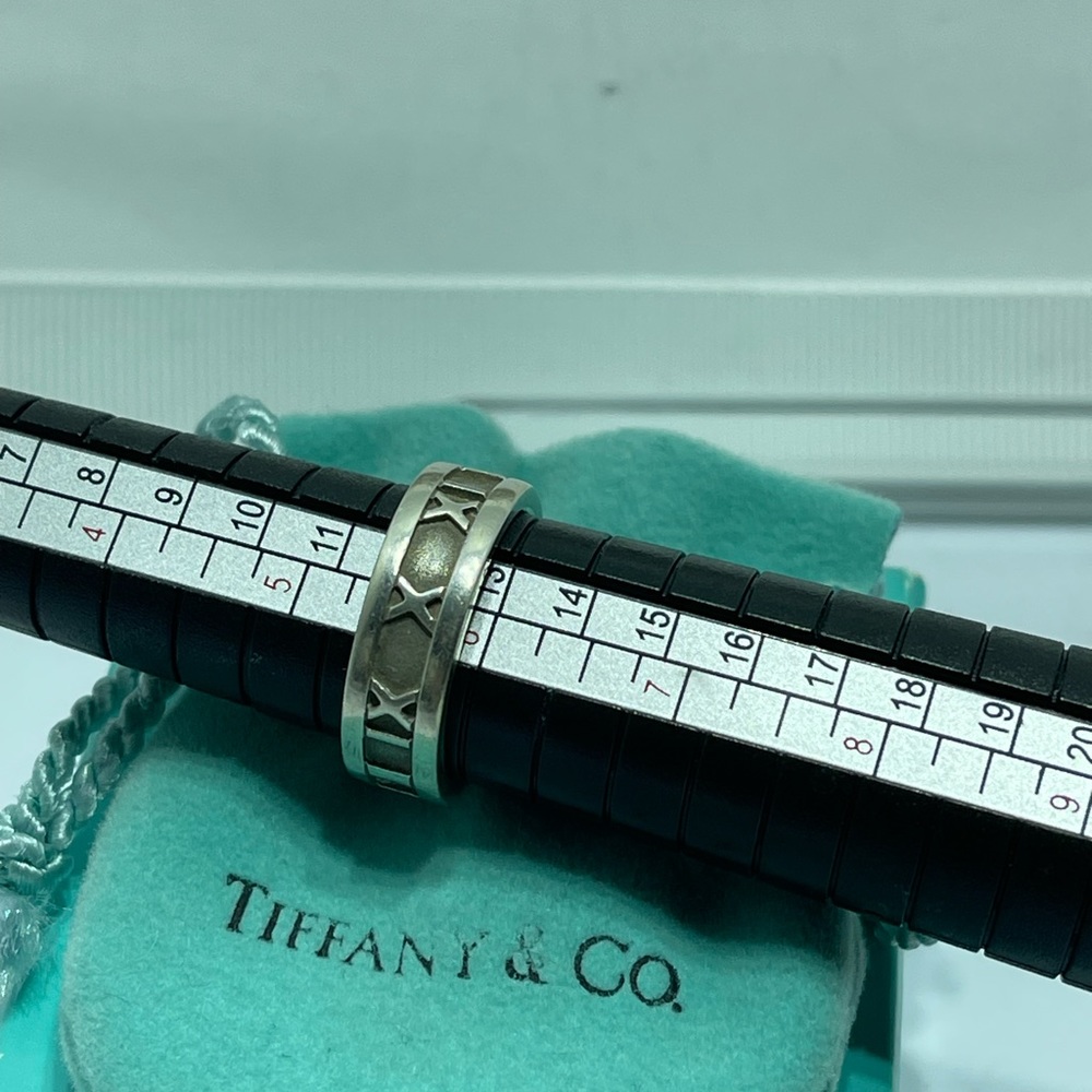 - Tiffany and Co. Atlas Ring size6 in silver 925. Comes with pouch and box. - Picture 14 of 14